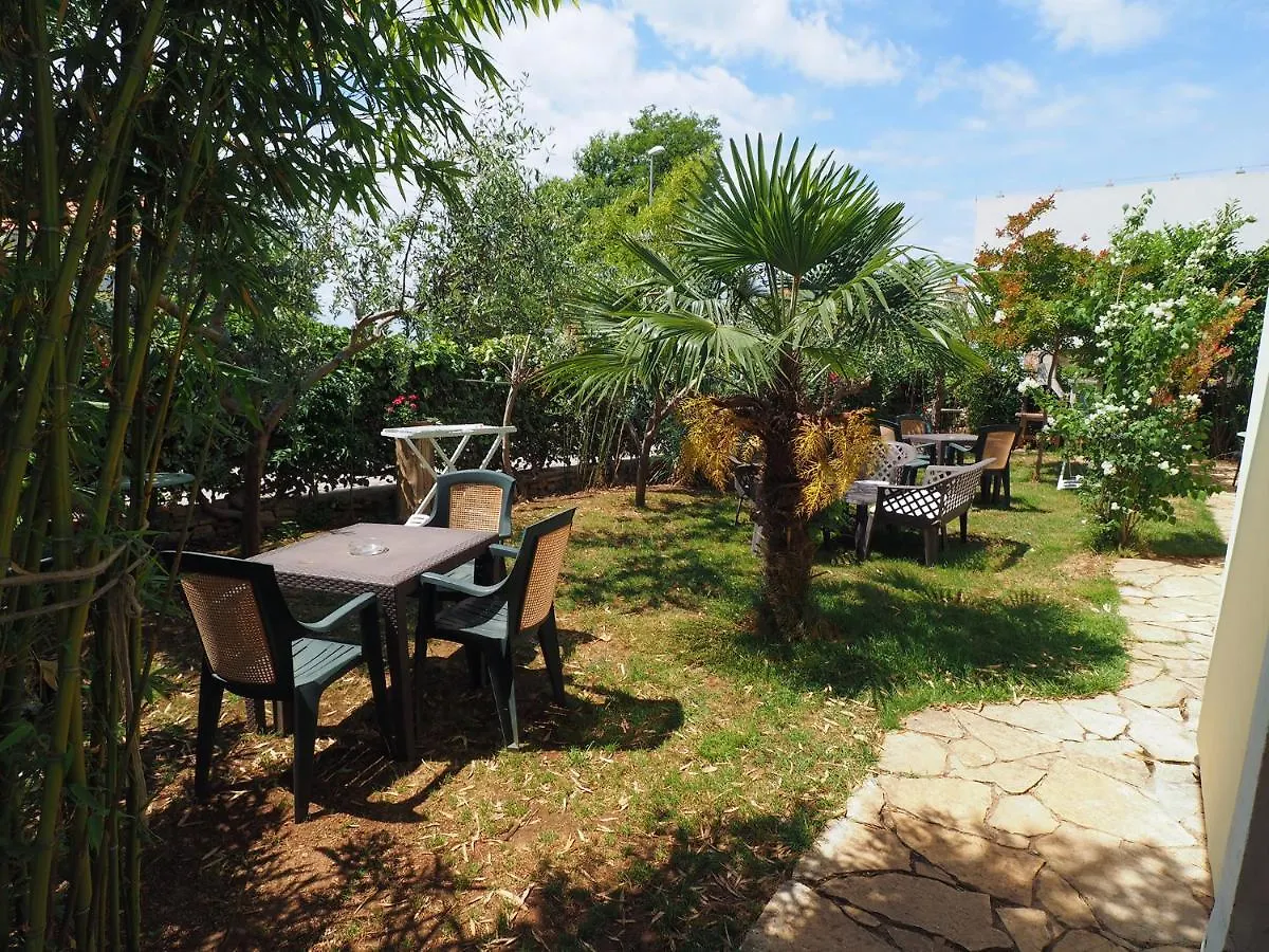 Dea Apartments Pula 0*,